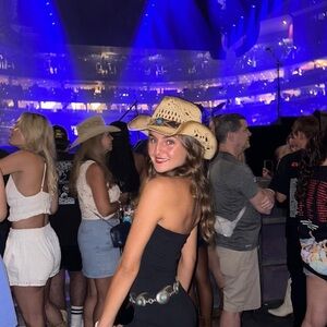 Meet your Posher, Emilee